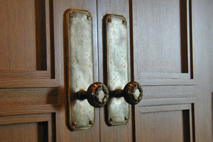 Investment casted hardware with logo on knob ends